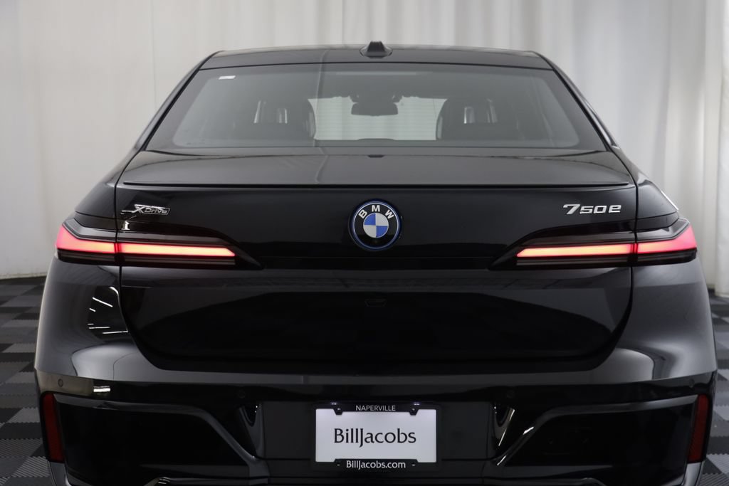 Used 2026 BMW 750e xDrive w/ Premium Package AWD/4WD image 17