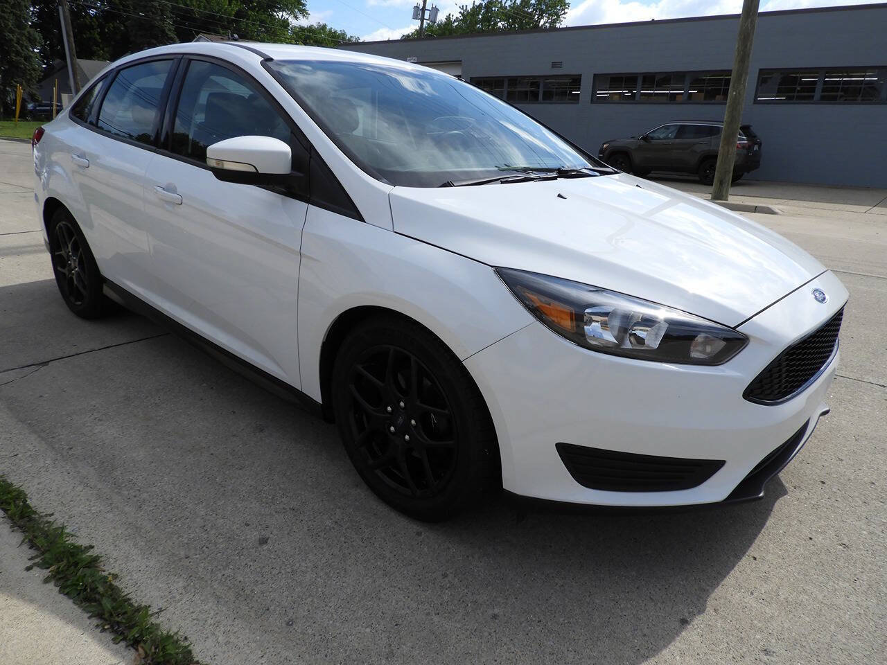 Used 2018 Ford Focus SE w/ Cold Weather Package FWD image 11