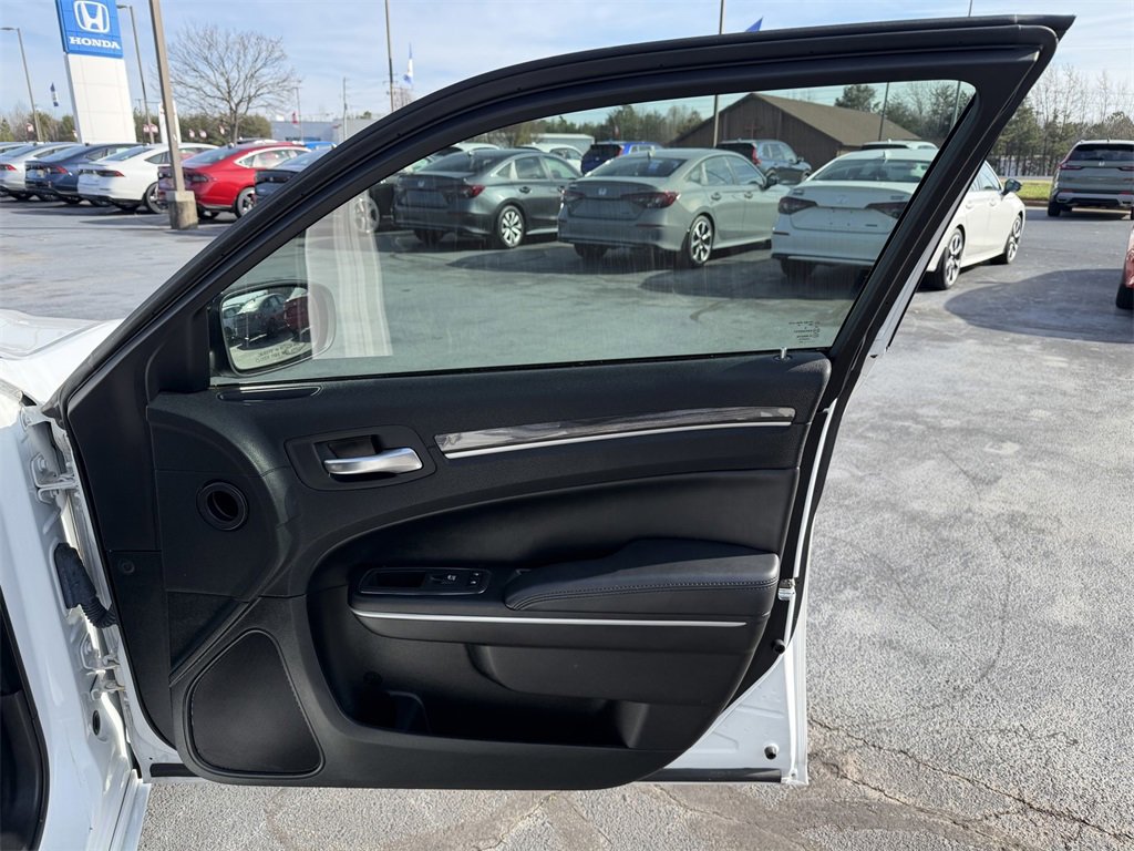 Used 2022 Chrysler 300 Touring w/ Sport Appearance Package image 15
