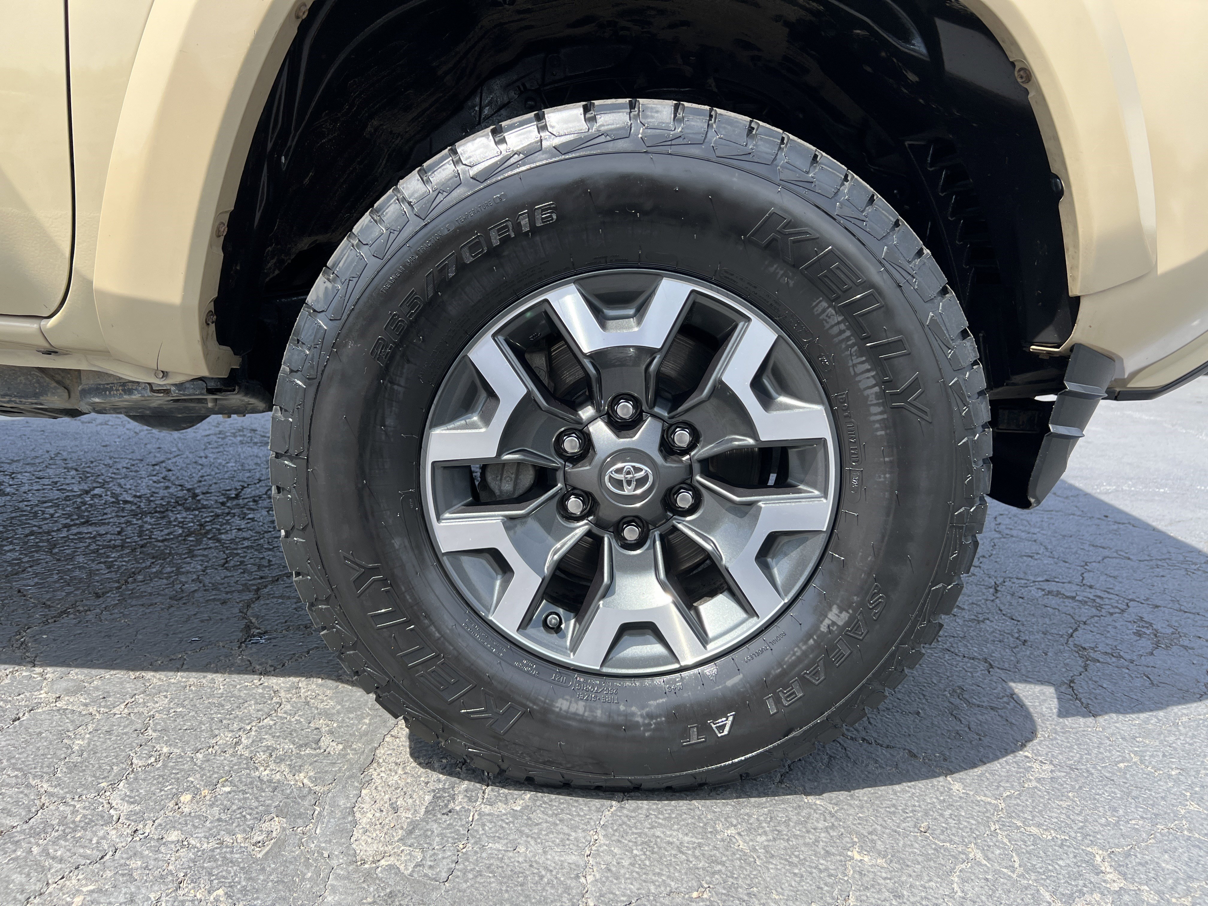 Used 2016 Toyota Tacoma SR5 w/ SR5 Appearance Package (SN) RWD image 11