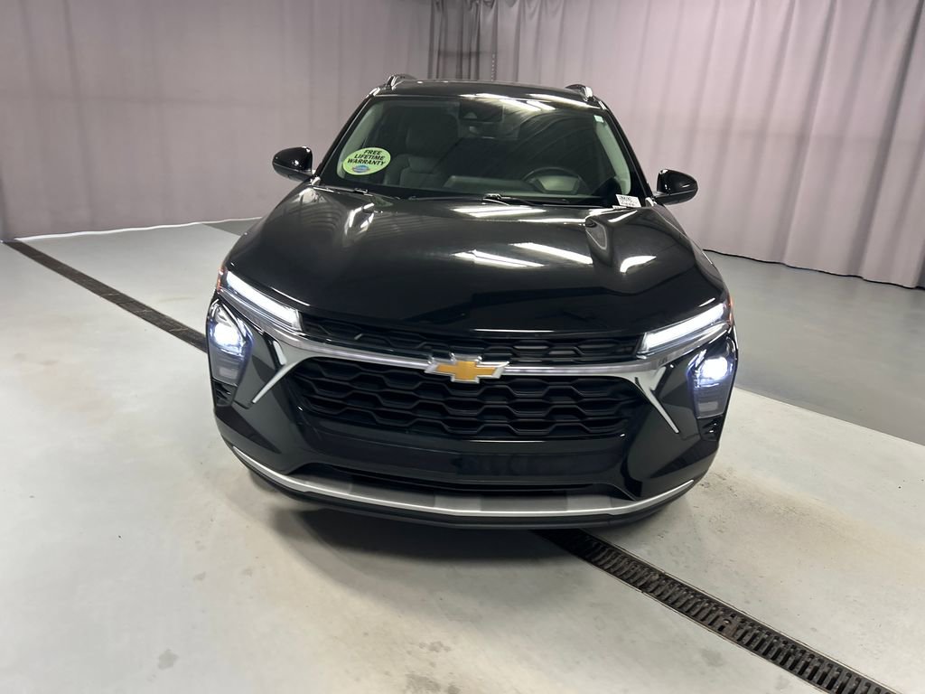 Used 2025 Chevrolet Trax LT w/ LT Convenience Package FWD image 2