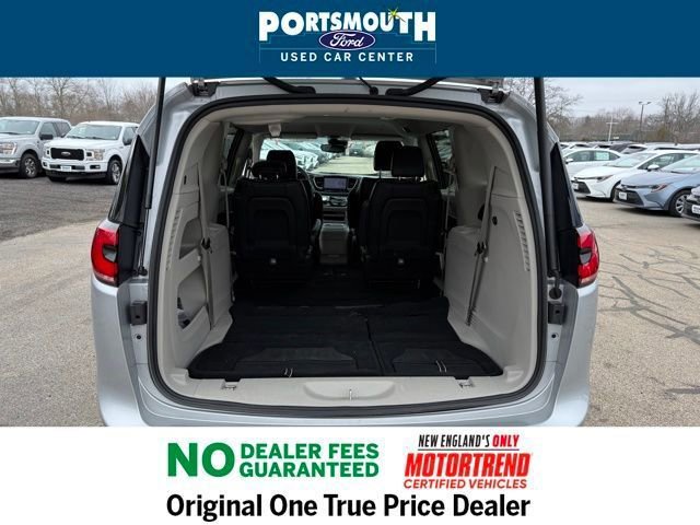 Used 2024 Chrysler Pacifica Touring-L image 12