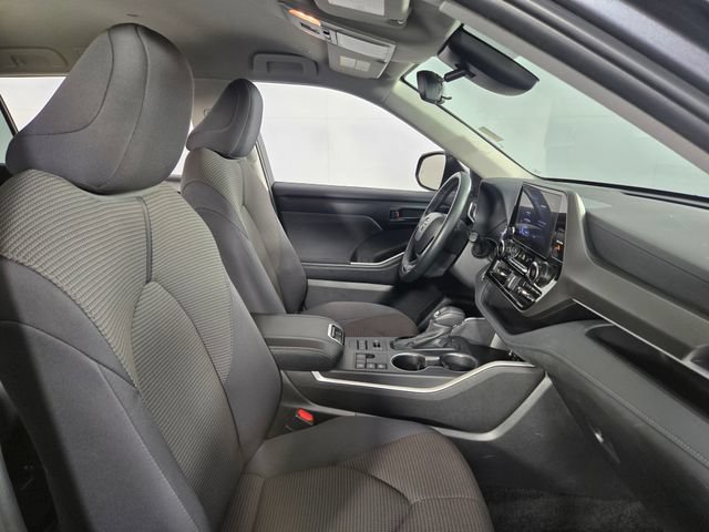 Used 2025 Toyota Highlander LE AWD/4WD image 16