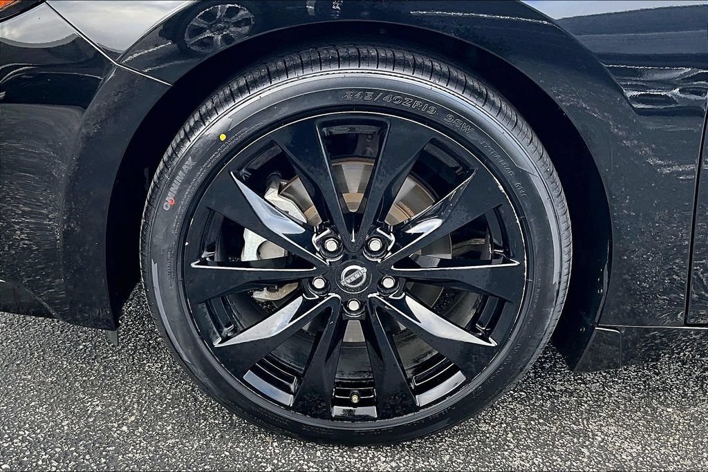 Used 2023 Nissan Maxima SR w/ Sport Mat Group FWD image 11