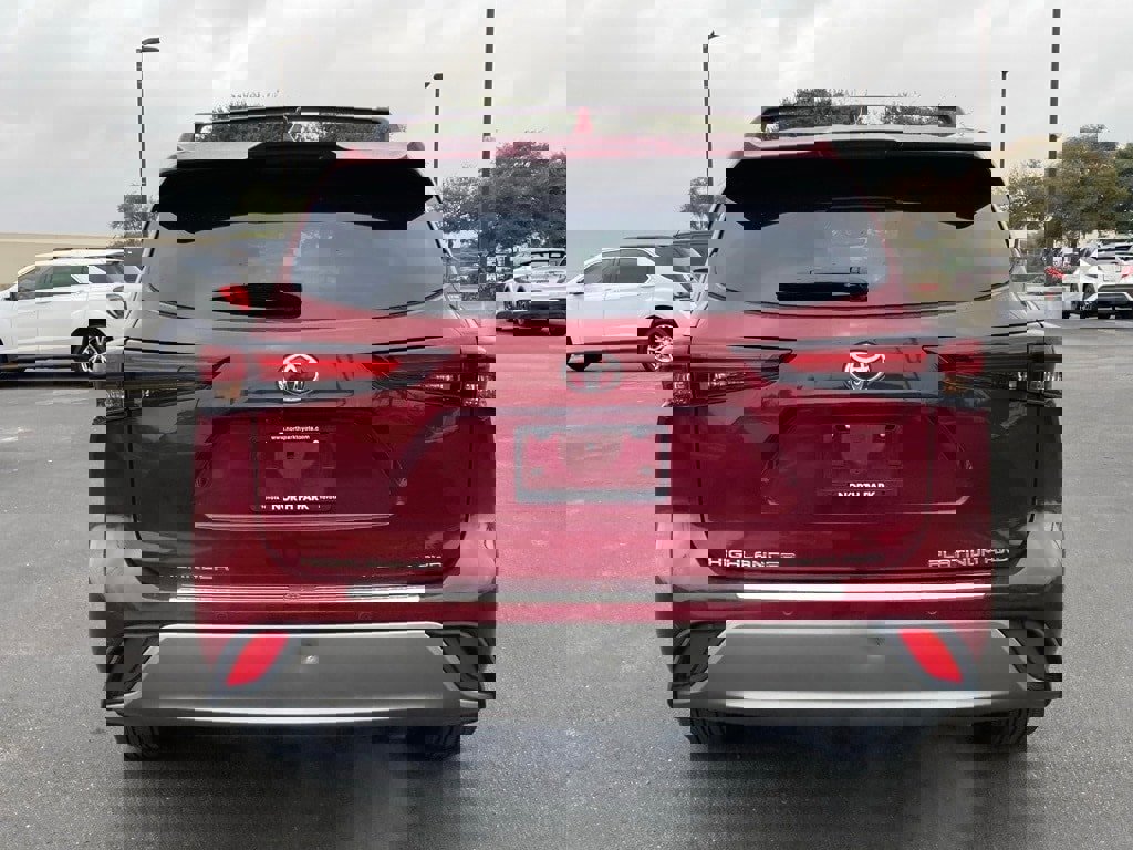 Used 2024 Toyota Highlander Platinum image 6