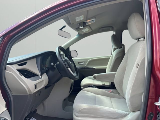 Used 2017 Toyota Sienna LE FWD image 12