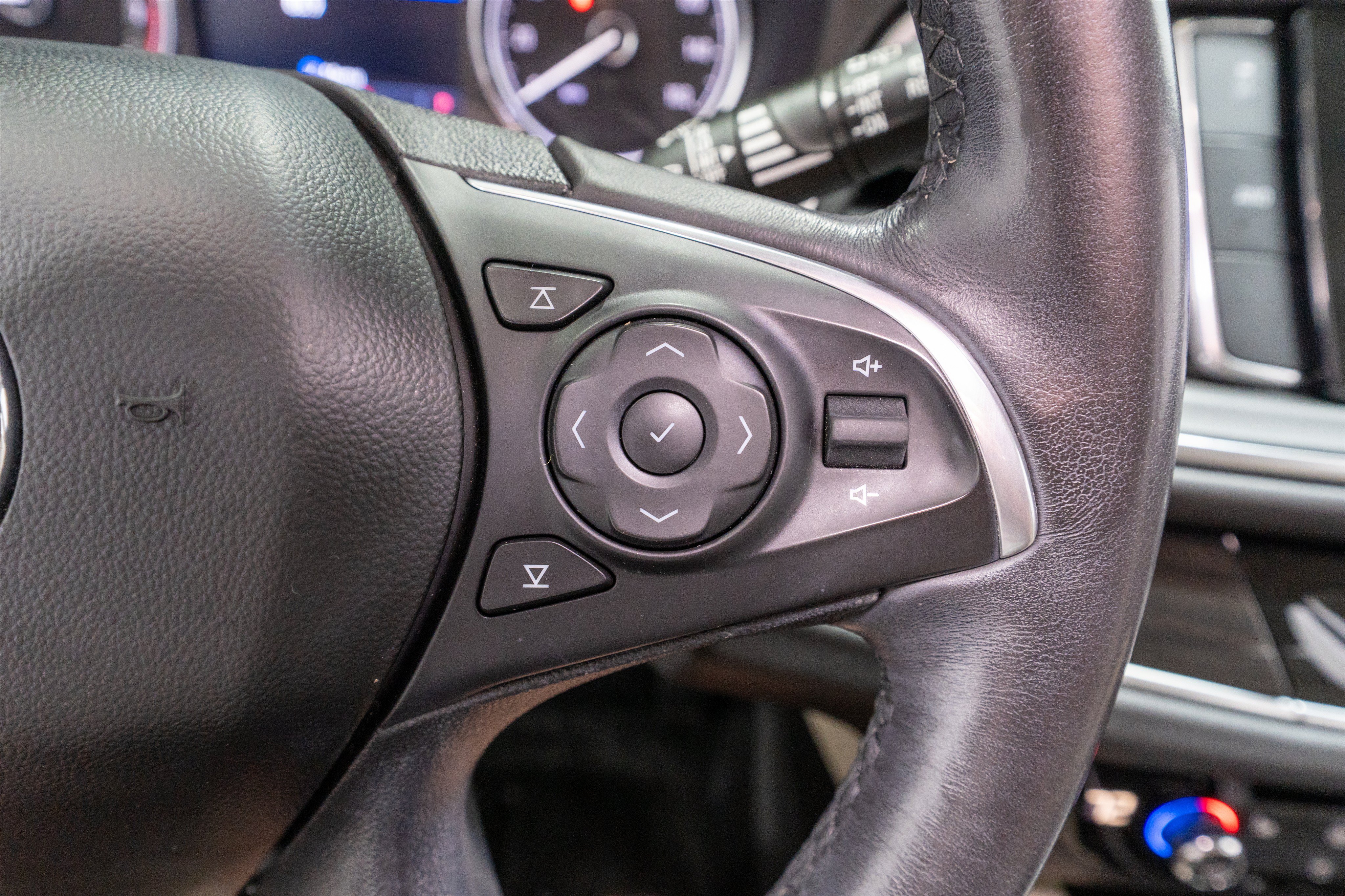 Used 2020 Buick Enclave Essence AWD/4WD image 24