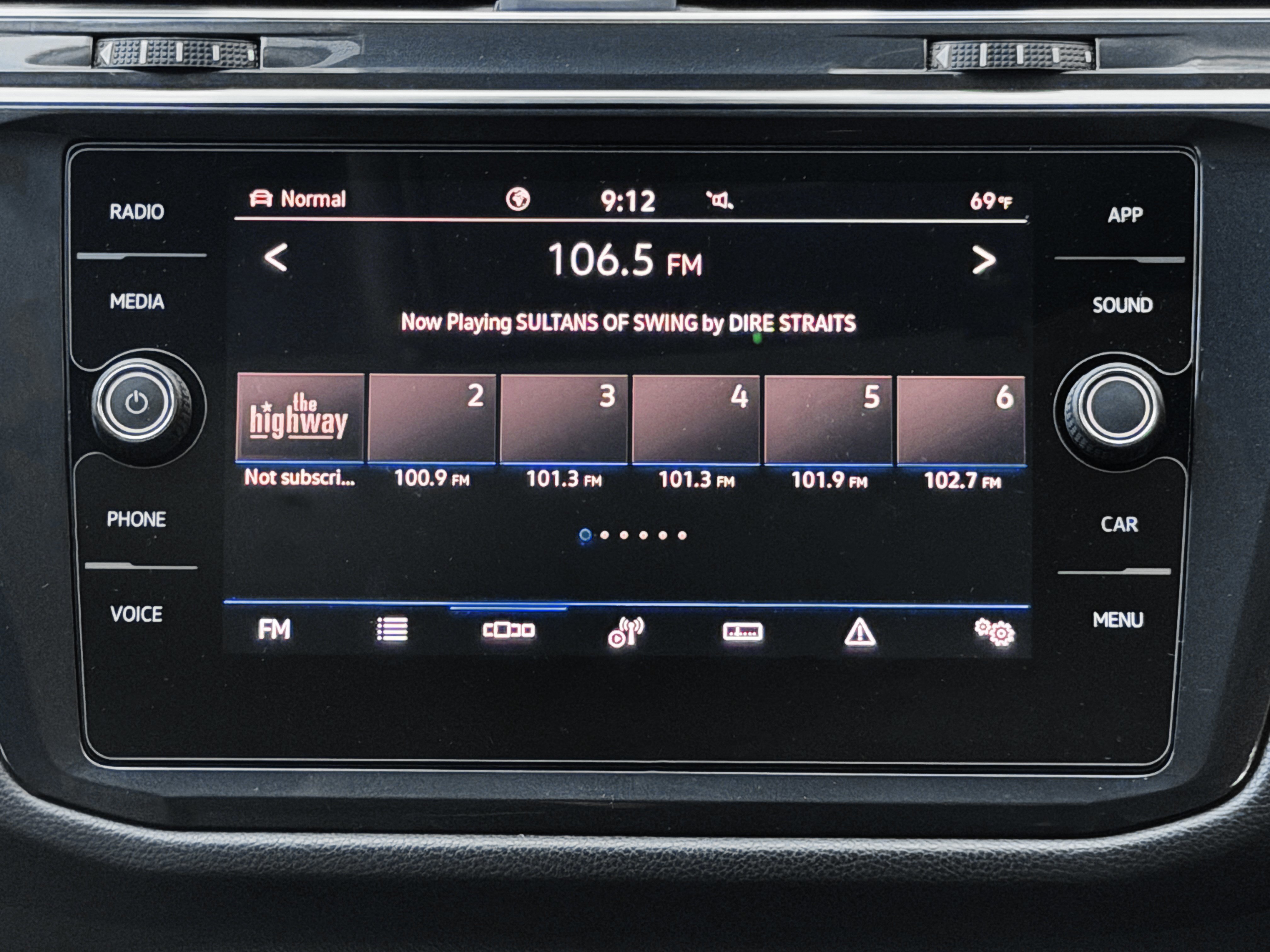 Used 2022 Volkswagen Tiguan SE image 10