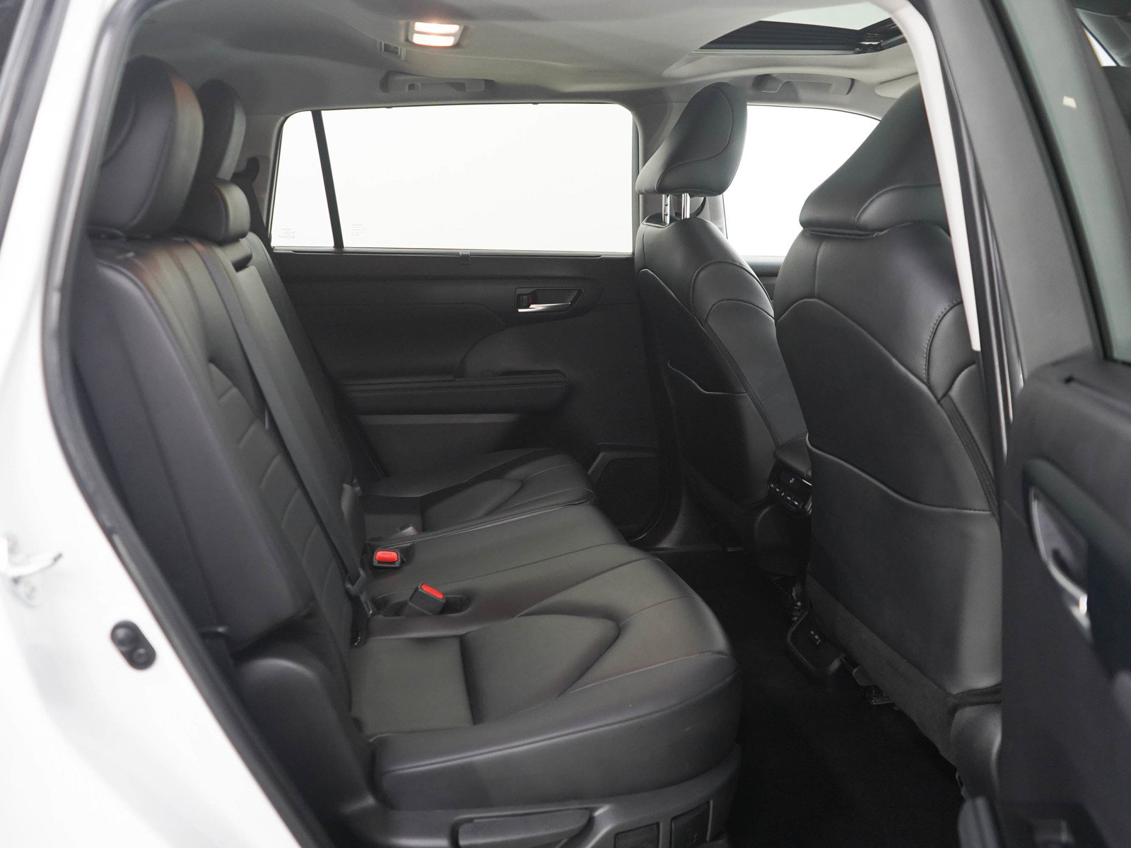 Used 2024 Toyota Highlander XLE AWD/4WD image 12