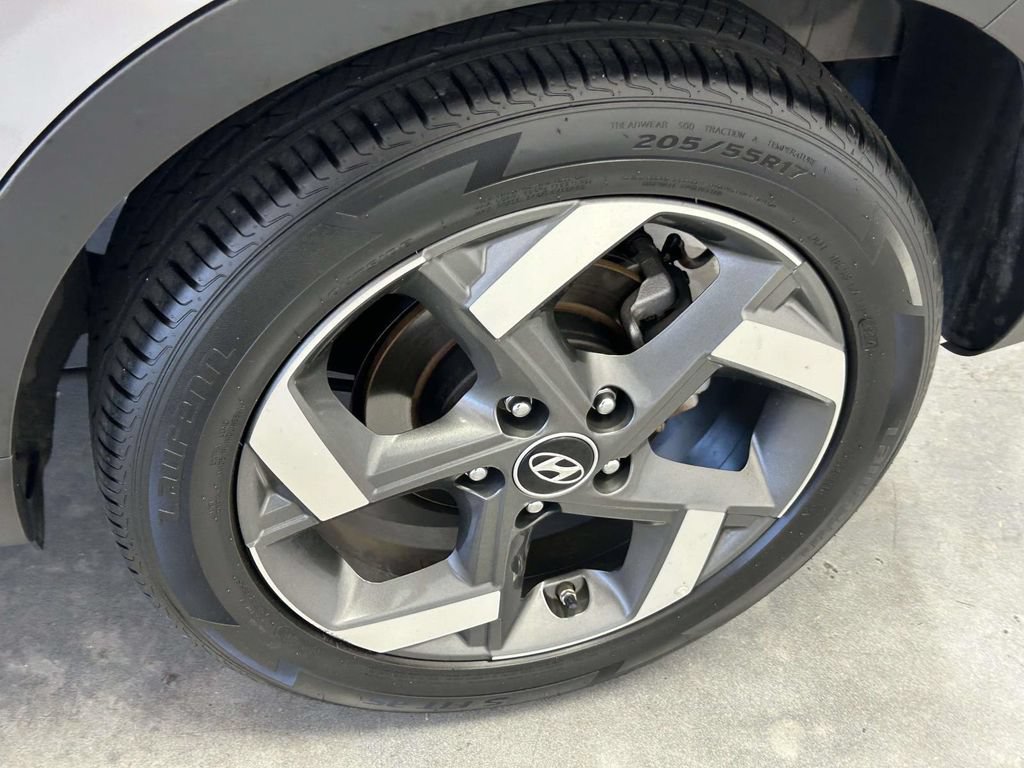 Used 2025 Hyundai Venue SEL FWD image 9