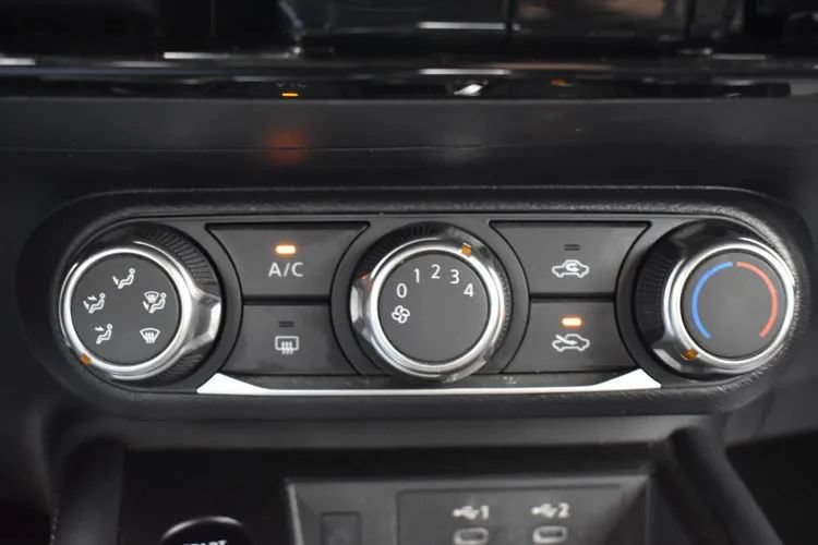 Used 2025 Nissan Kicks SV AWD/4WD image 32