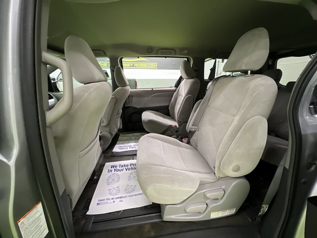Used 2018 Toyota Sienna LE FWD image 25