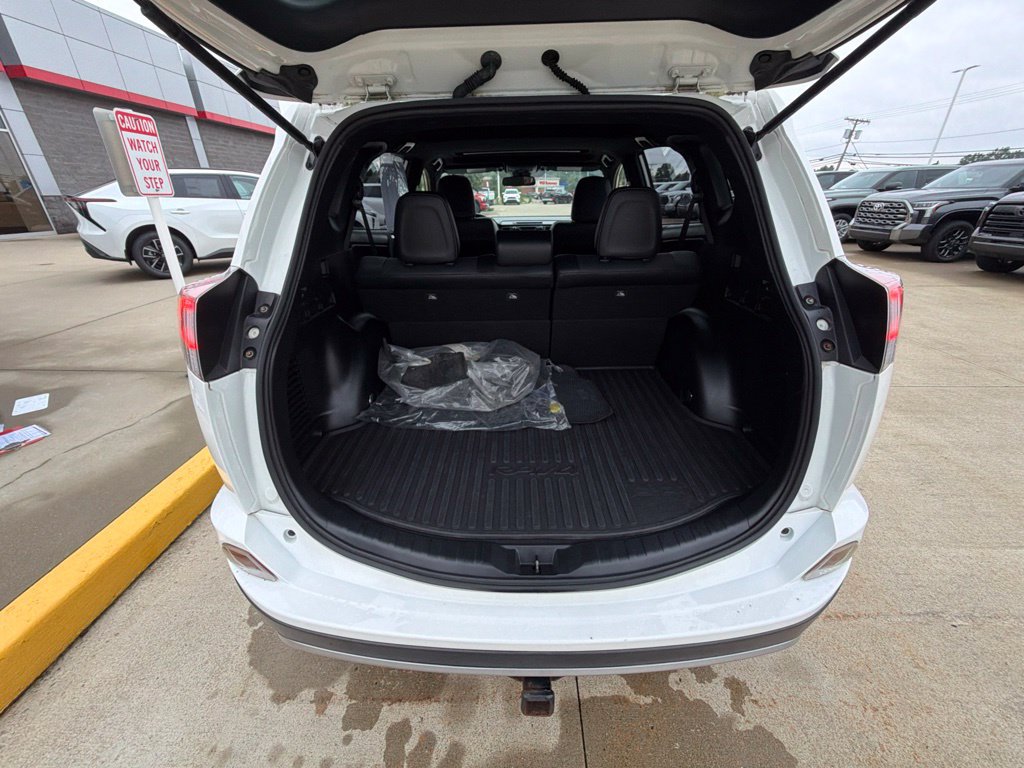Used 2018 Toyota RAV4 SE w/ All Weather Liner Package AWD/4WD image 26