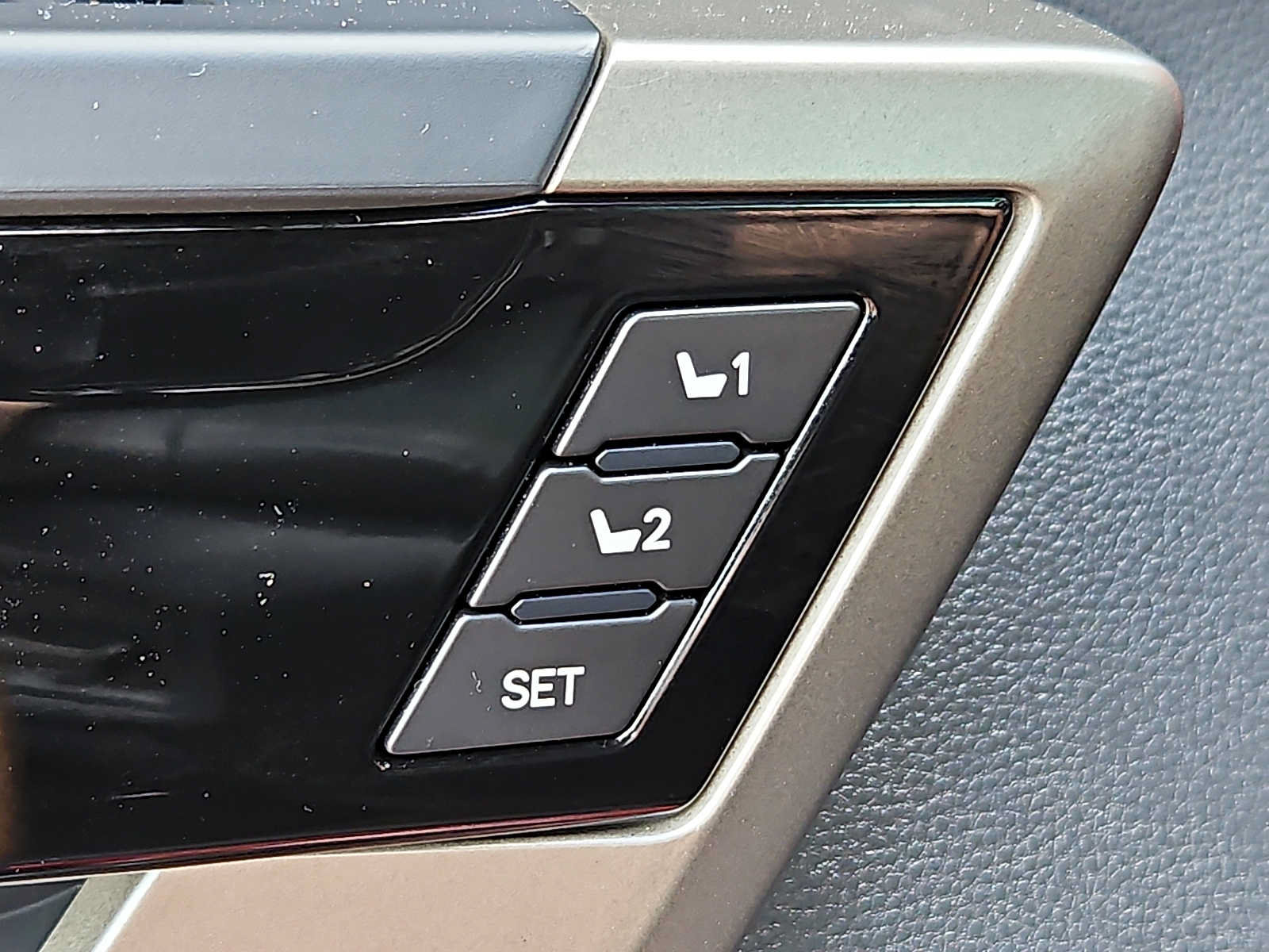 Used 2025 Toyota Tundra Limited AWD/4WD image 23