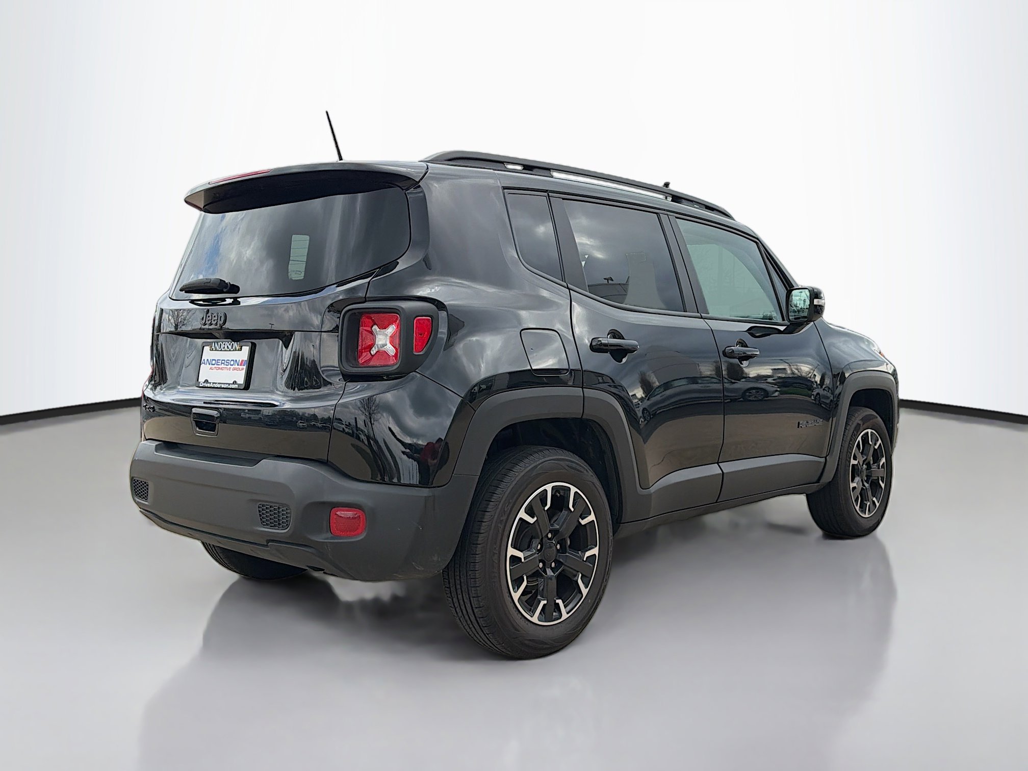 Used 2023 Jeep Renegade Latitude AWD/4WD image 2