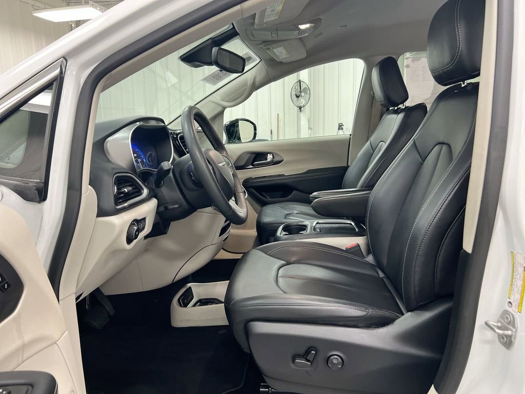 Used 2024 Chrysler Pacifica Touring-L image 18