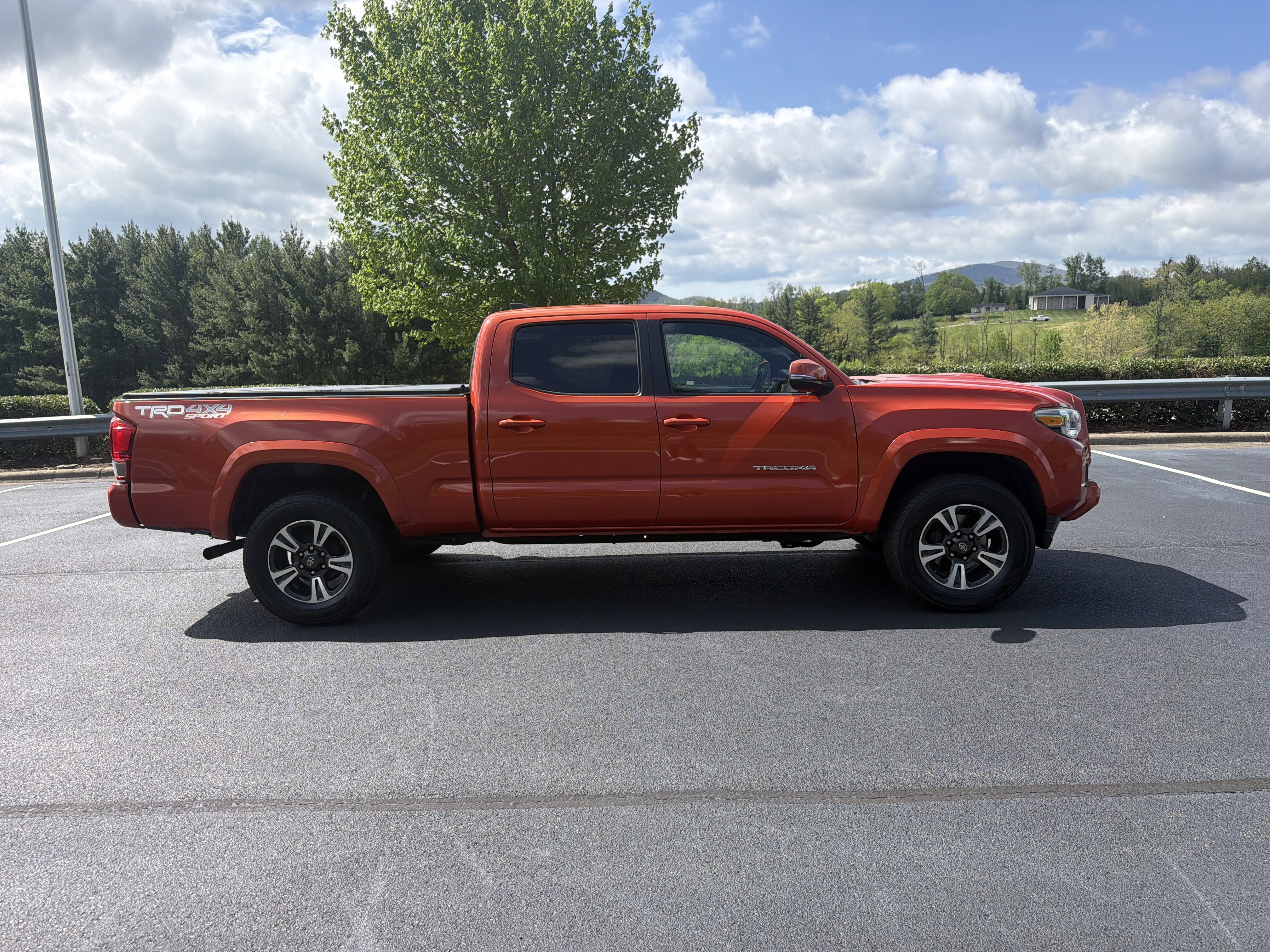 Used 2016 Toyota Tacoma TRD Sport w/ Towing Package AWD/4WD image 4