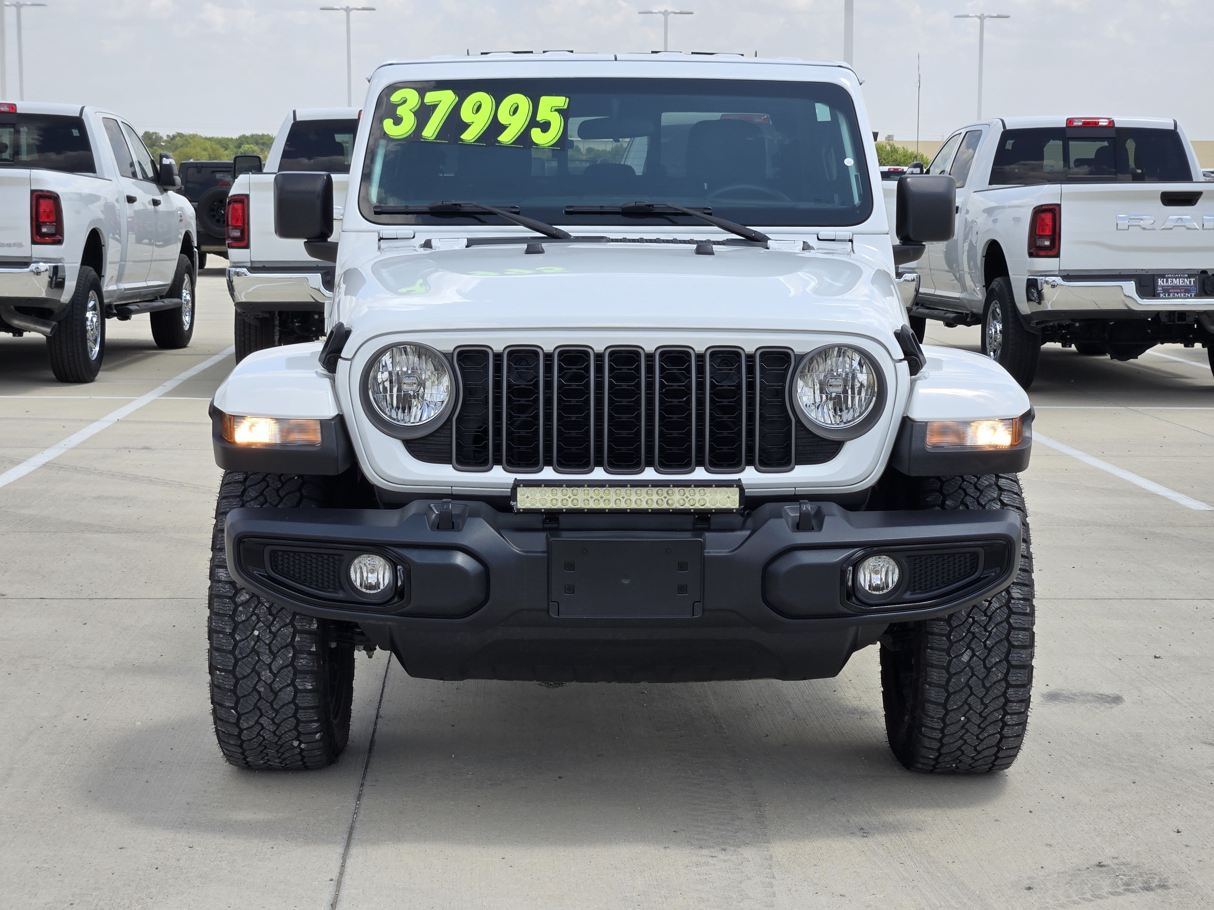 Used 2025 Jeep Gladiator Sport AWD/4WD image 3