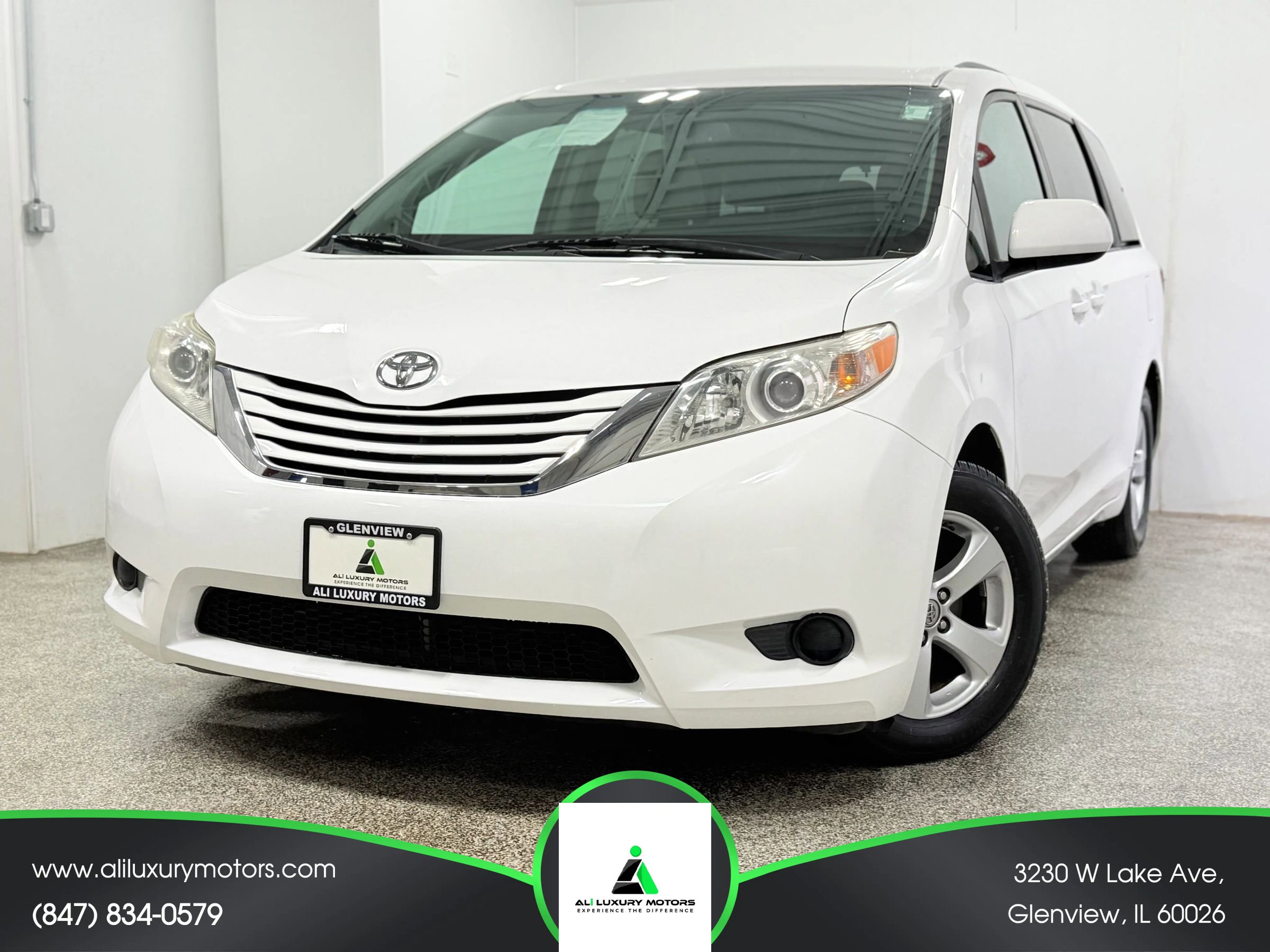 Used 2017 Toyota Sienna LE image 1