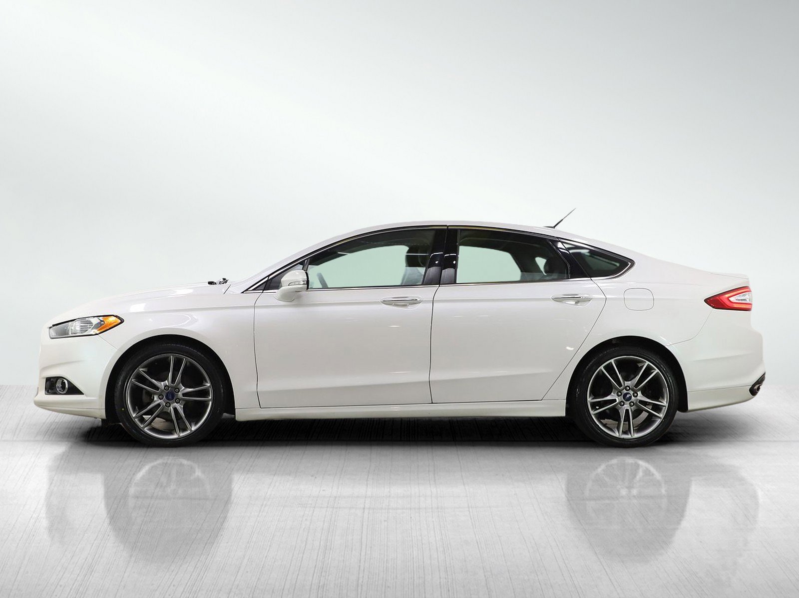 Used 2014 Ford Fusion Titanium image 2