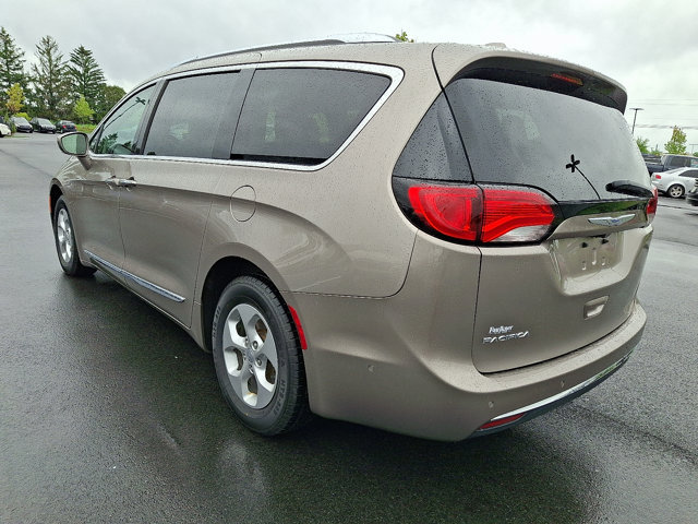 Used 2017 Chrysler Pacifica Touring-L Plus w/ Advanced Safetytec Group FWD image 5