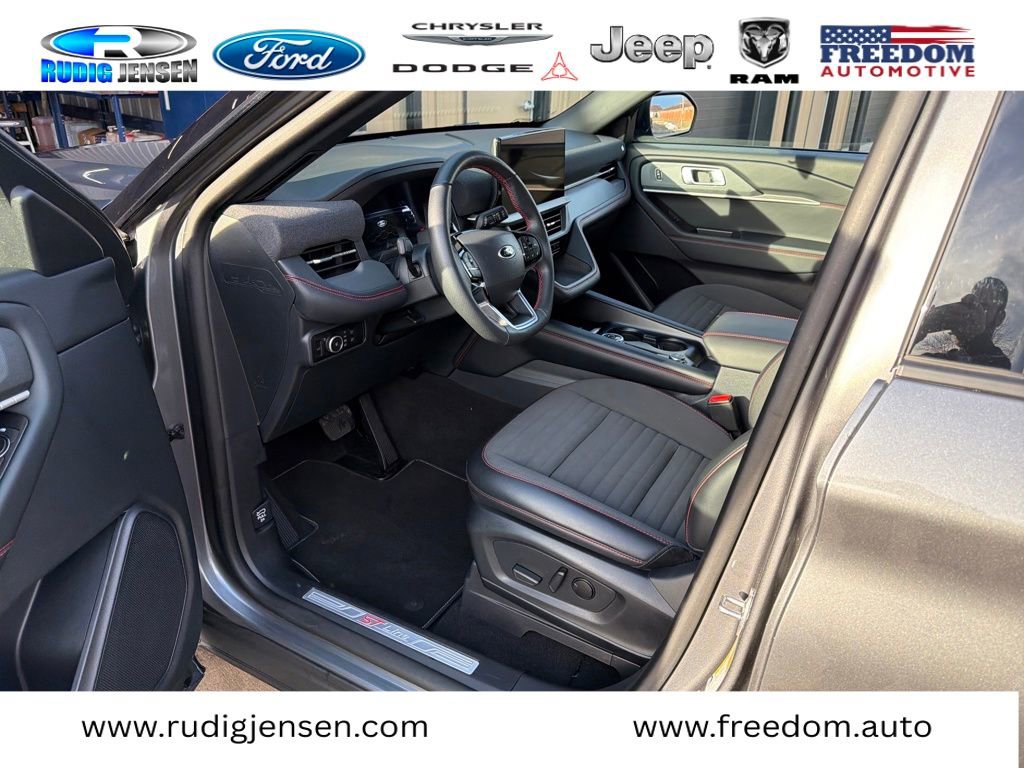 Used 2025 Ford Explorer ST-Line w/ ST-Line Street Pack image 9