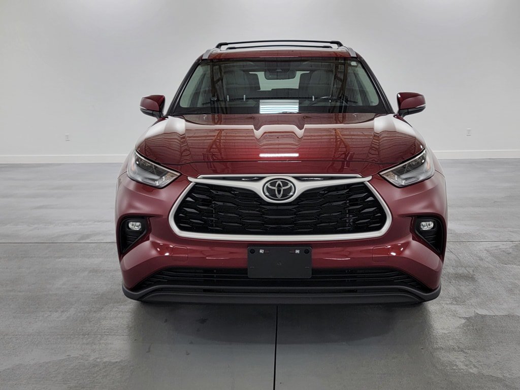 Used 2023 Toyota Highlander XLE AWD/4WD image 3