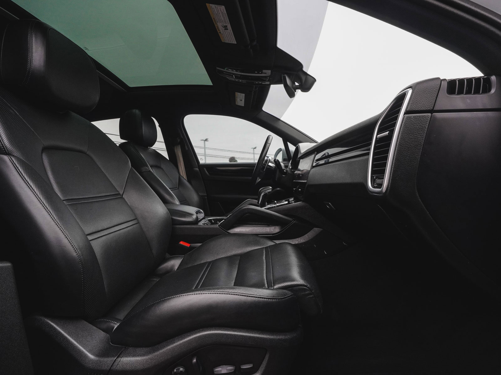 Used 2023 Porsche Cayenne w/ Premium Package image 44
