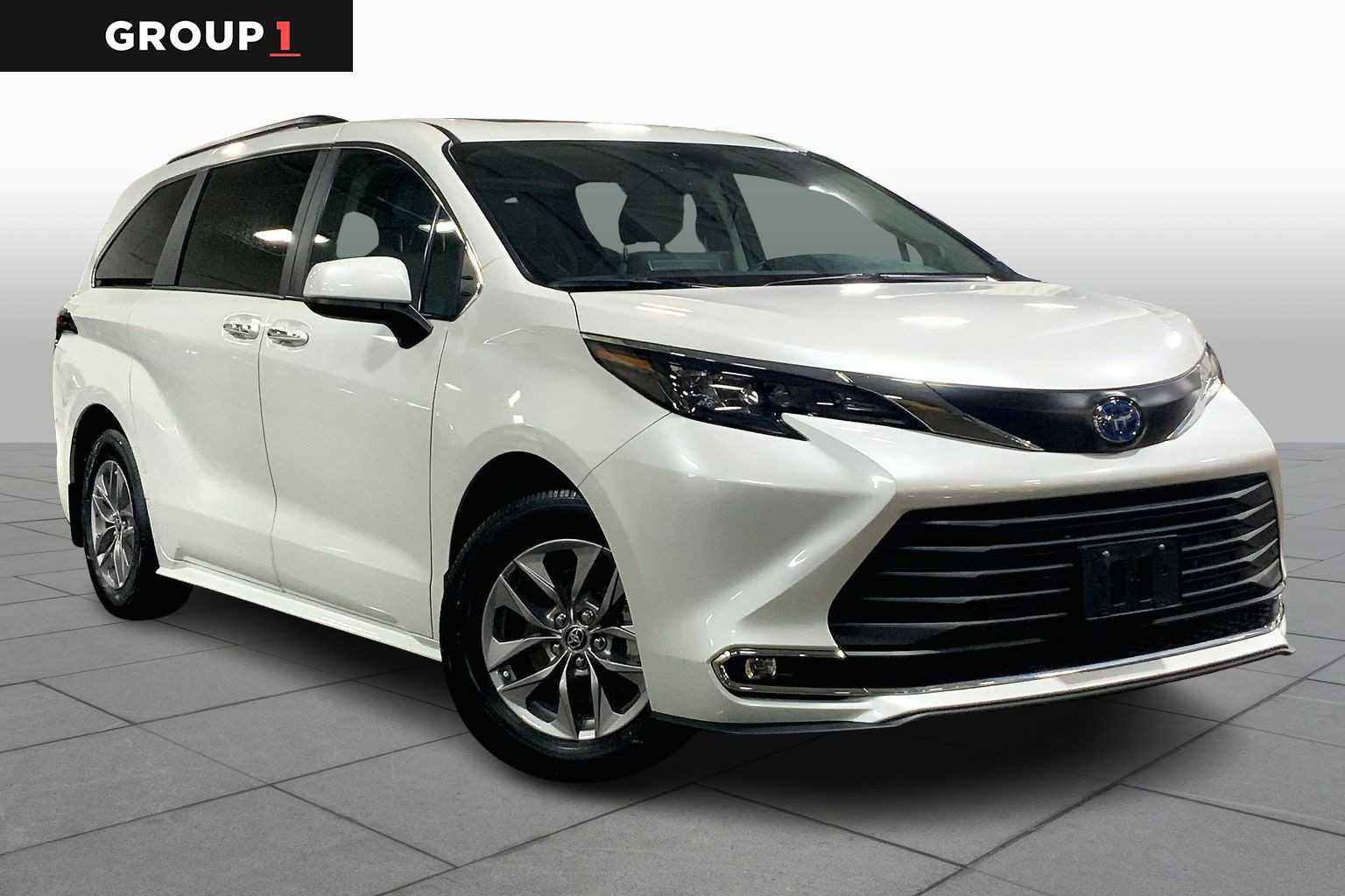 Used 2024 Toyota Sienna XLE w/ XLE Plus Package image 3