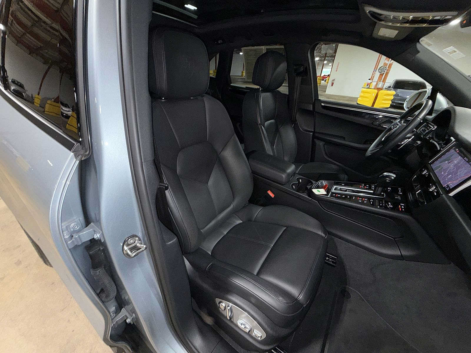 Used 2023 Porsche Macan Turbo AWD/4WD image 16