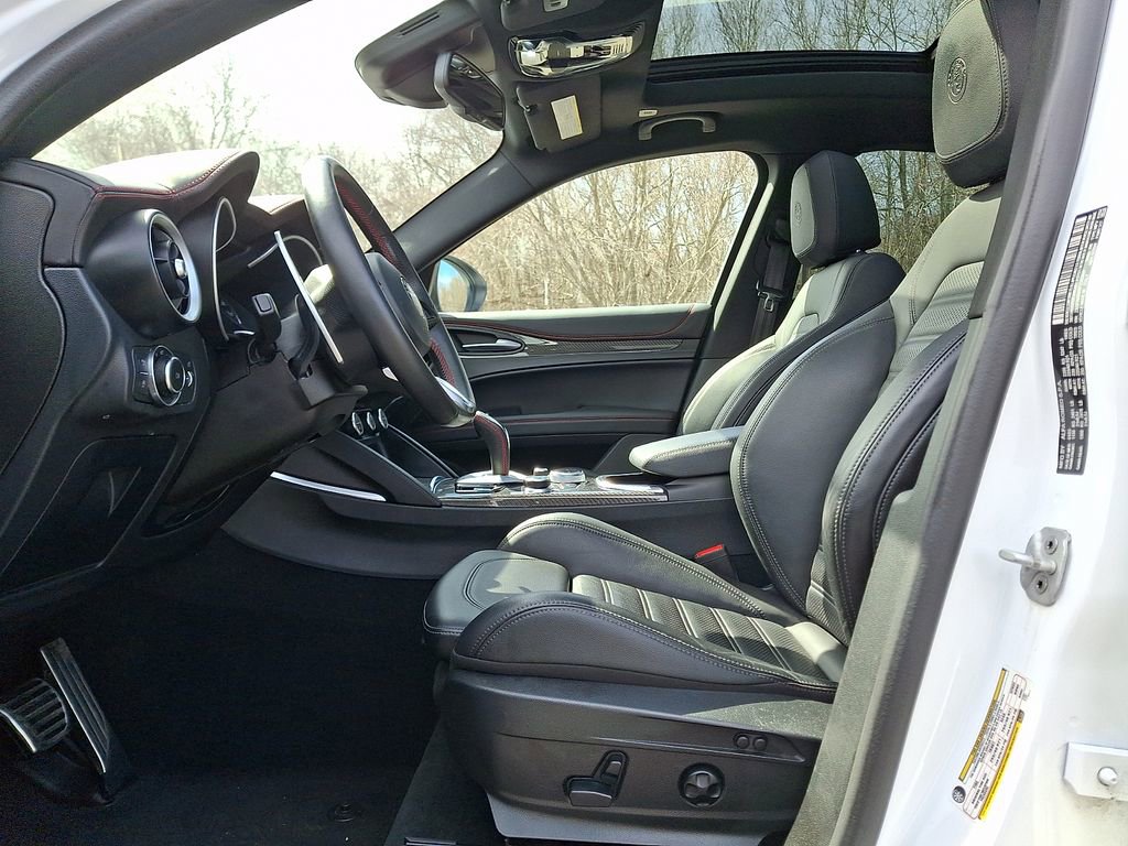 Used 2023 Alfa Romeo Stelvio Estrema image 13