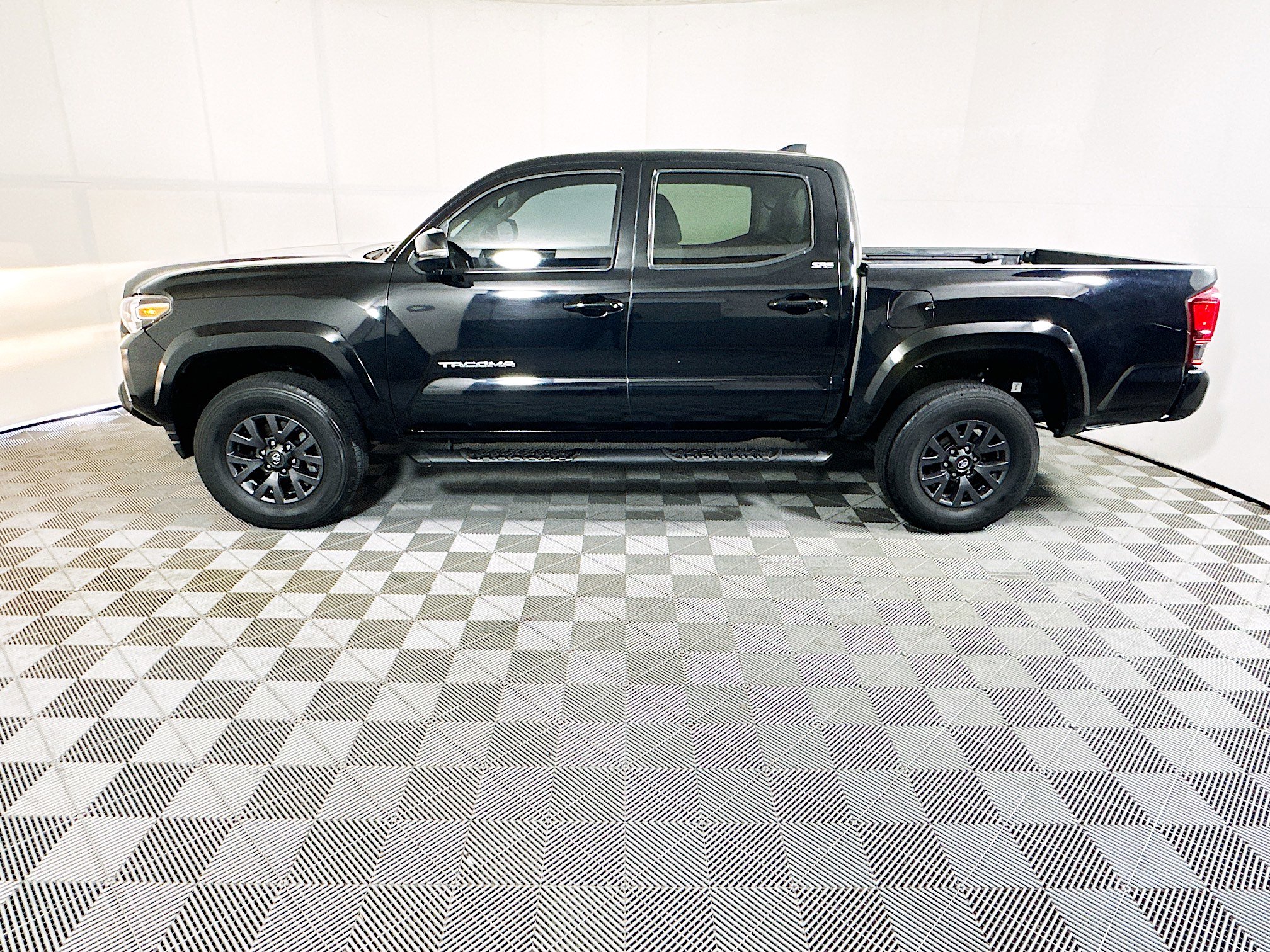 Used 2023 Toyota Tacoma SR5 w/ Technology Package RWD image 6