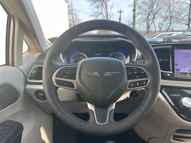Used 2023 Chrysler Pacifica Touring-L image 31