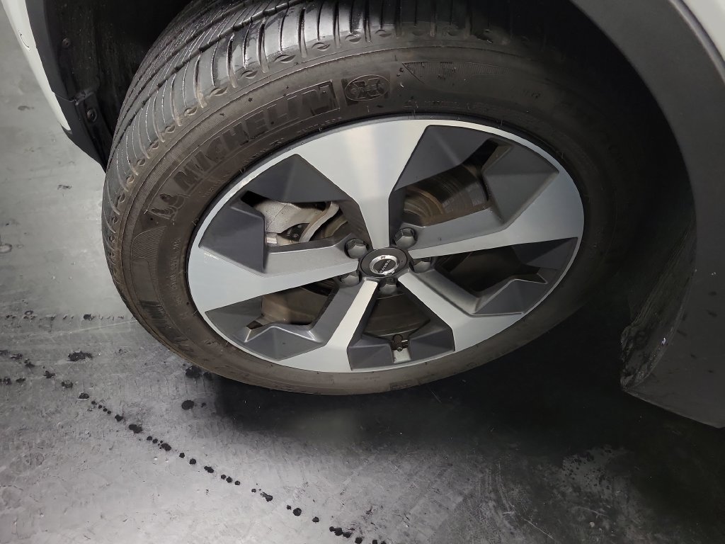 Used 2024 Volvo XC40 B5 Plus AWD/4WD image 14