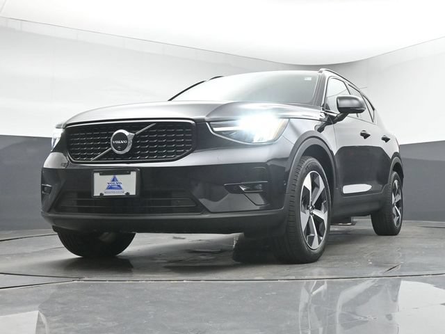 Used 2025 Volvo XC40 B5 Plus AWD/4WD image 37