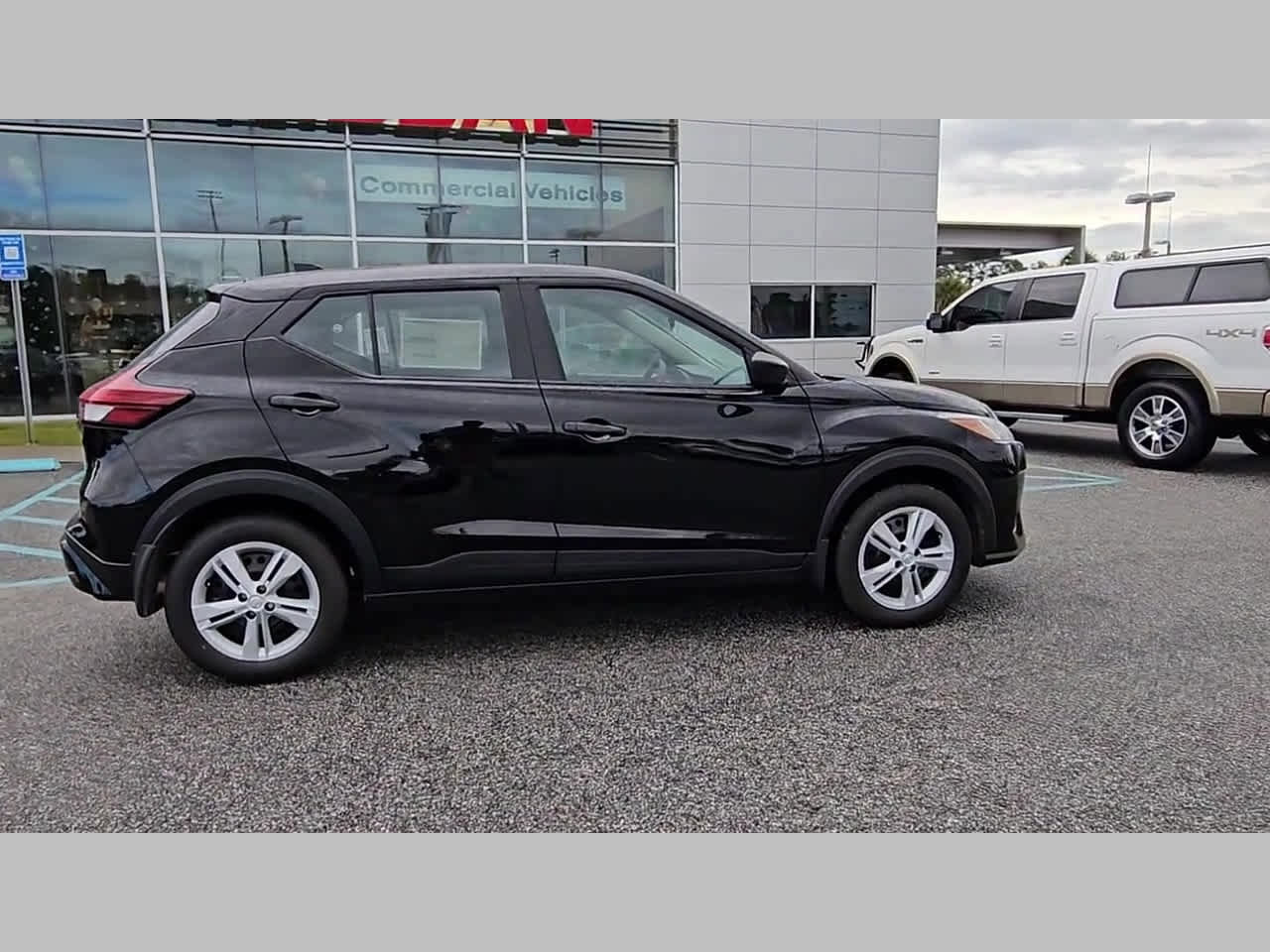 New 2025 Nissan Kicks Play S image 34