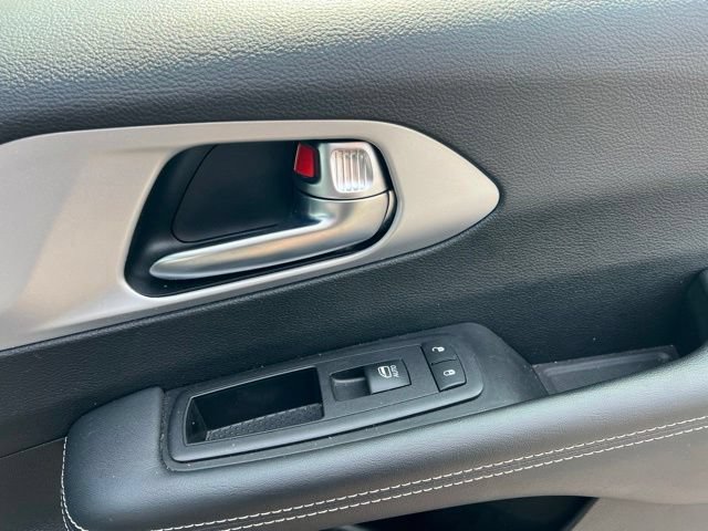 Used 2025 Chrysler Pacifica Limited FWD image 35