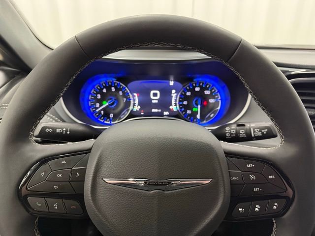Used 2025 Chrysler Pacifica Limited image 8