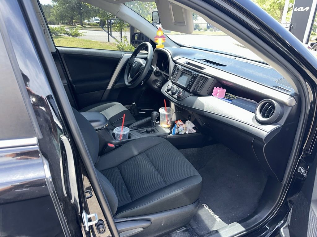 Used 2018 Toyota RAV4 LE AWD/4WD image 17