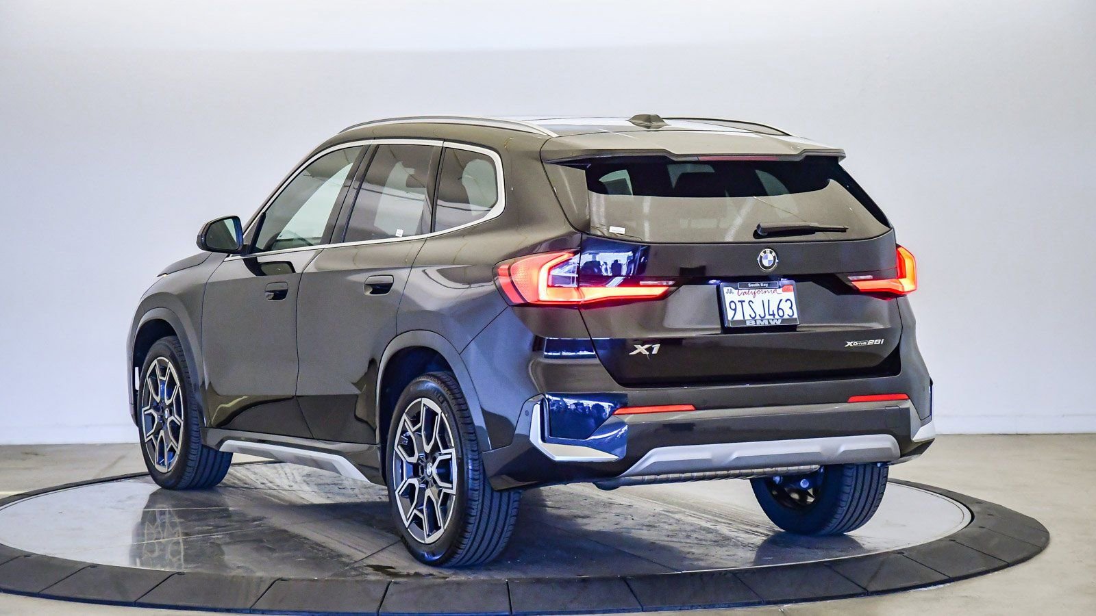 Used 2025 BMW X1 xDrive28i w/ Convenience Package AWD/4WD image 2
