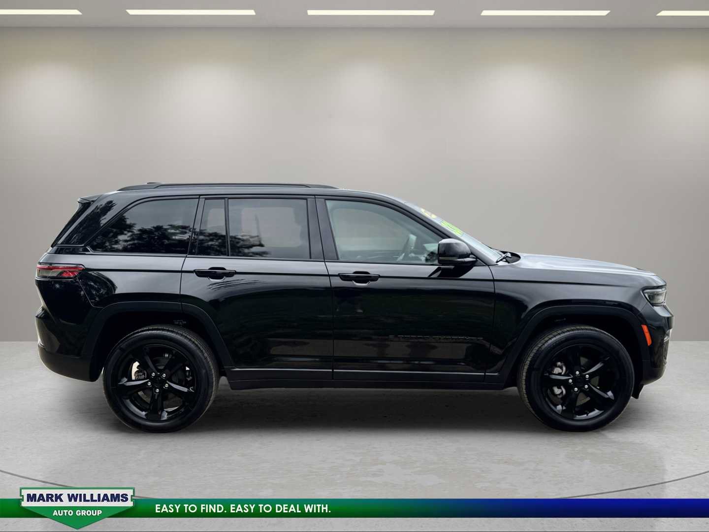 Used 2023 Jeep Grand Cherokee Altitude AWD/4WD image 3