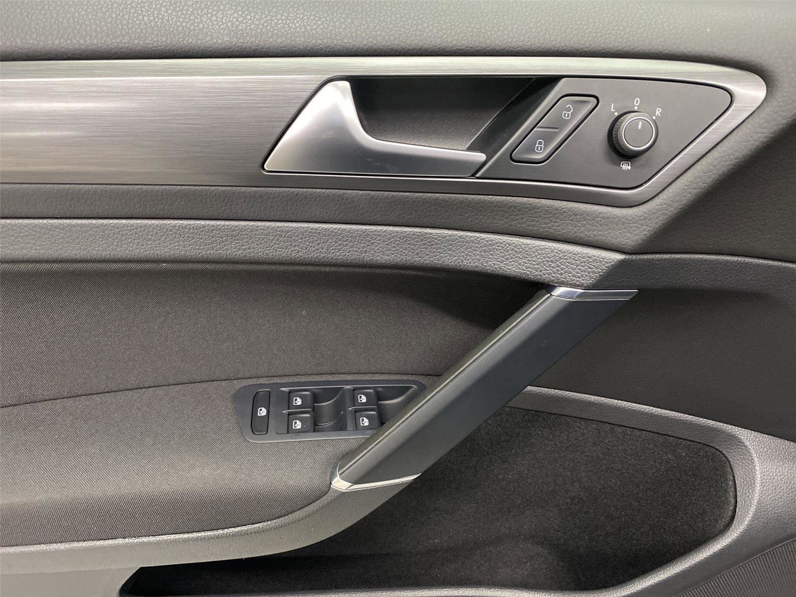 Used 2019 Volkswagen e-Golf SE w/ Driver Assistance Package image 19