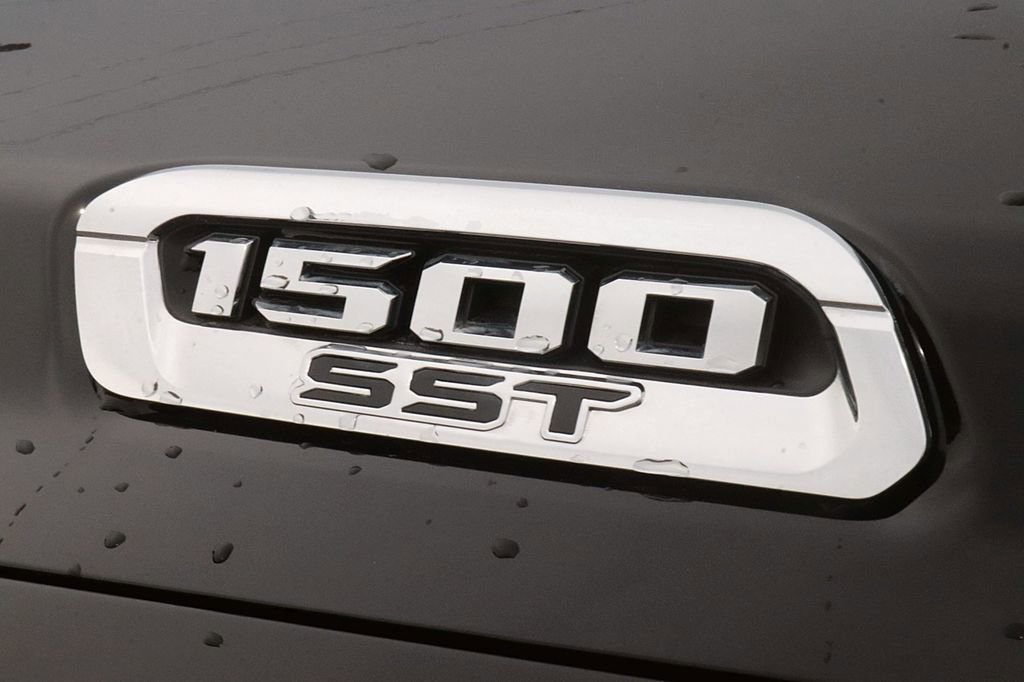 Used 2025 RAM 1500 Laramie AWD/4WD image 9
