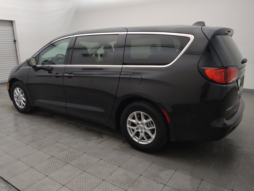 Used 2022 Chrysler Voyager LX FWD image 3