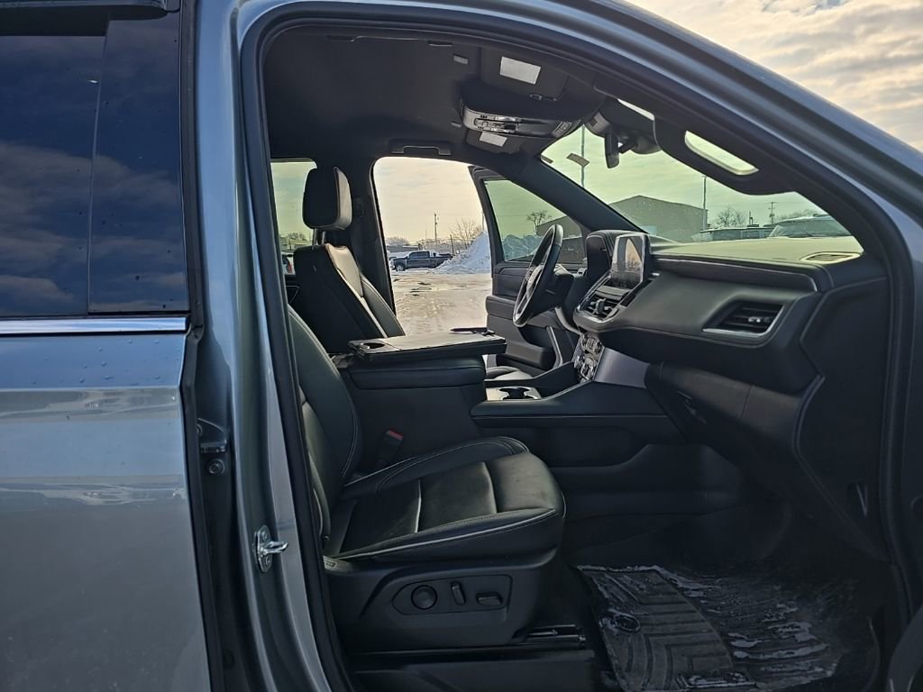 Used 2024 GMC Yukon SLT w/ SLT Luxury Package image 18