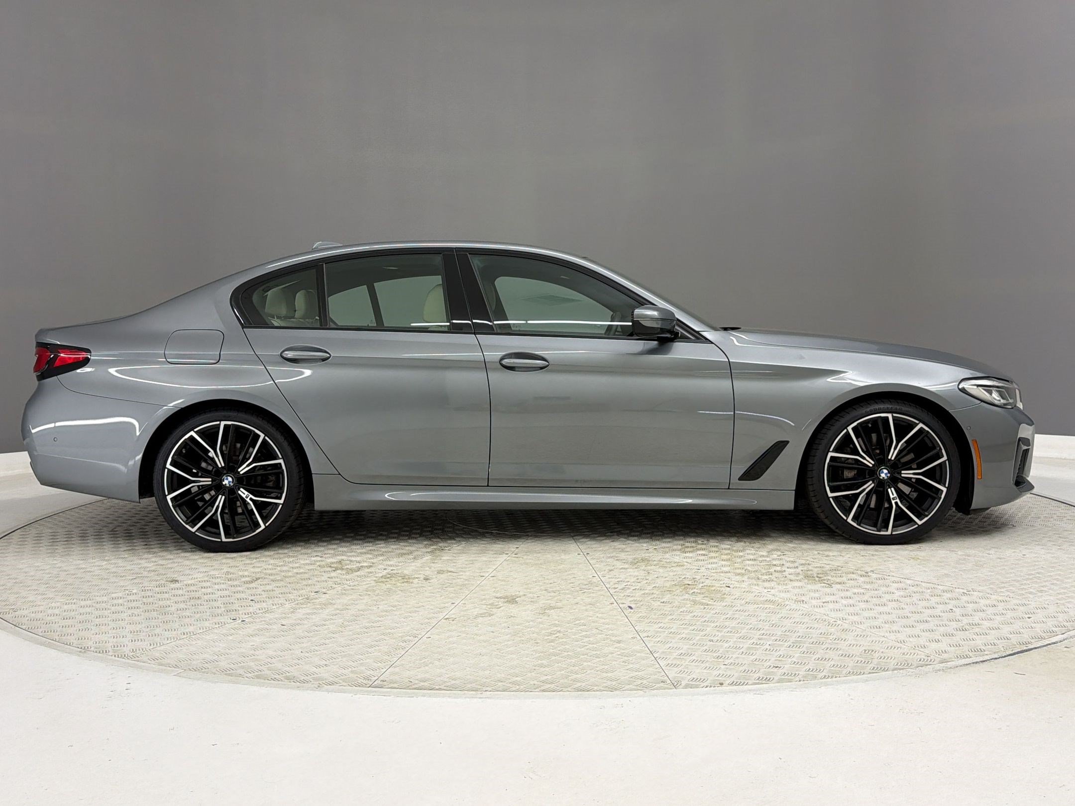 Used 2023 BMW 530i w/ M Sport Package RWD image 8