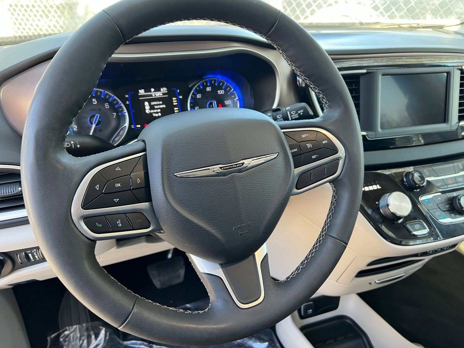 Used 2024 Chrysler Voyager LX image 31