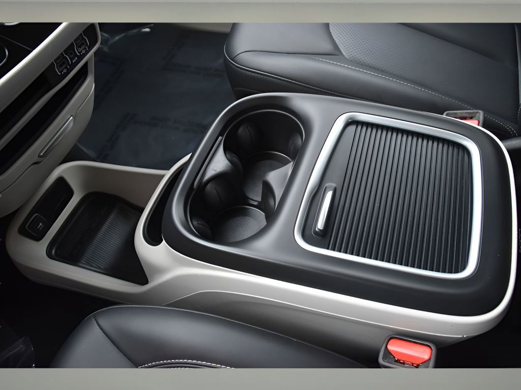 Used 2024 Chrysler Pacifica Touring-L image 35