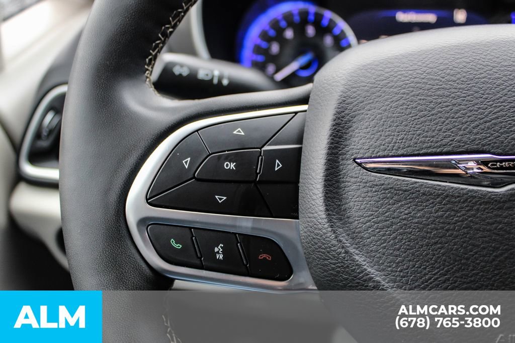 Used 2023 Chrysler Pacifica Touring-L image 28