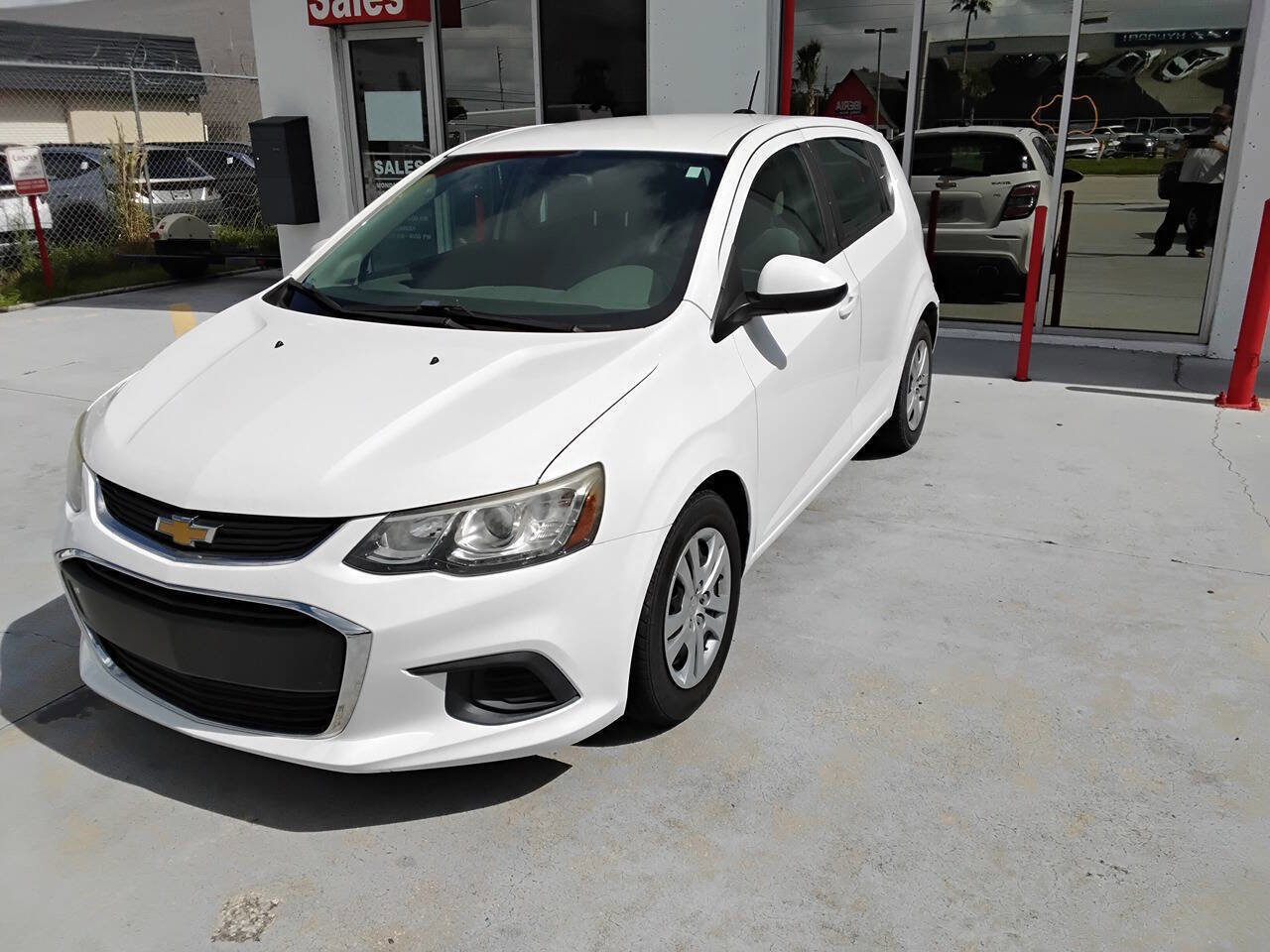 Used 2017 Chevrolet Sonic LT image 2